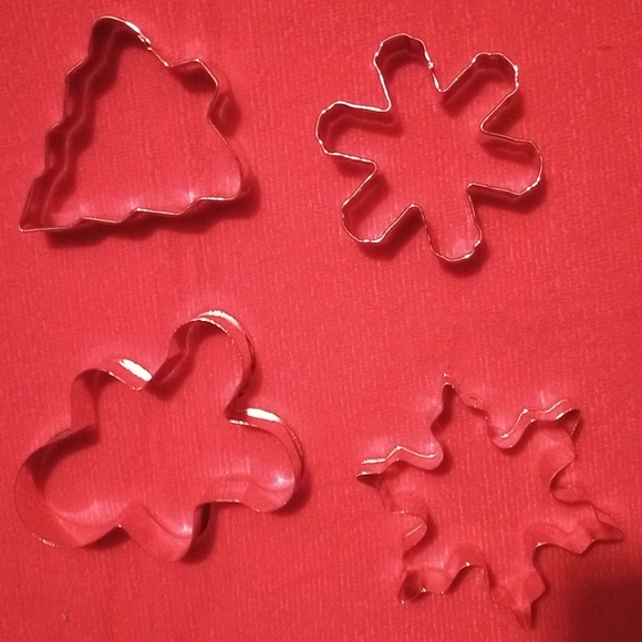 🟢BOGO🟢☃️NWOT Brass Colored Christmas Cookie Cutters - Picture 3 of 4